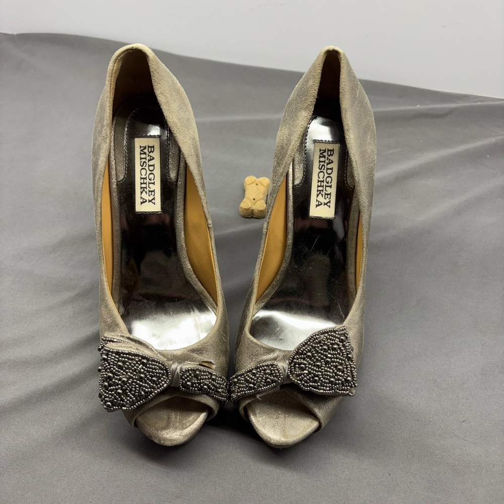 Badgley Mischka Silver with beaded bow‎ Peep-Toe Heels